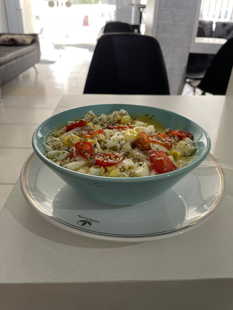 Bowl proteico com ovos, tomate e ervas do Nutri Club